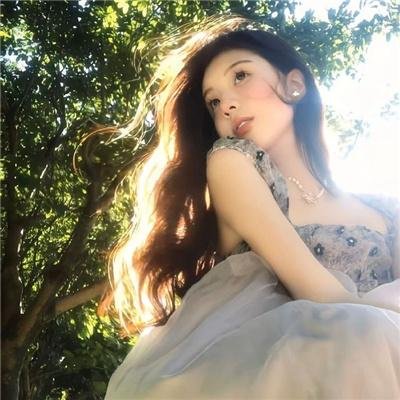 黑白照片的少女封面